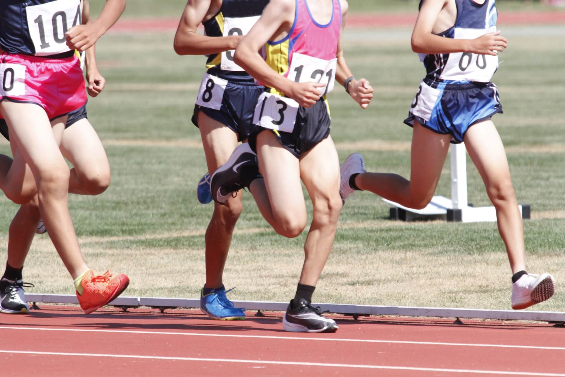 陸上トラックで競争するランナーたち