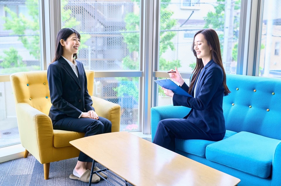 オフィスで会話する二人の女性
