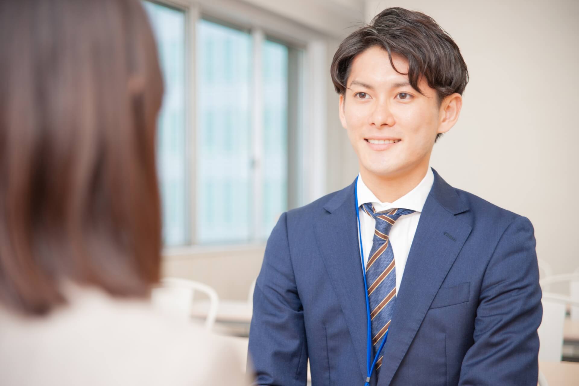 オフィスで面接を受ける若い男性