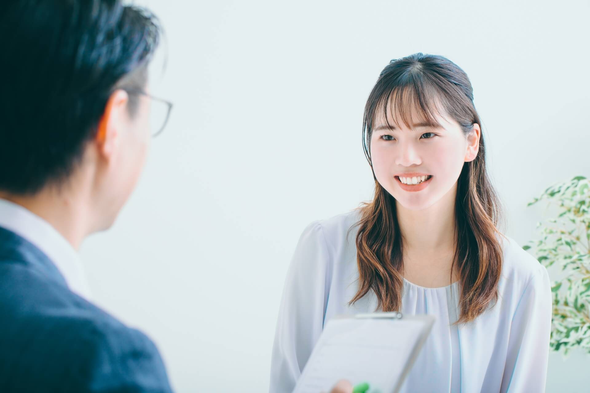 面接で話を聞く若い女性