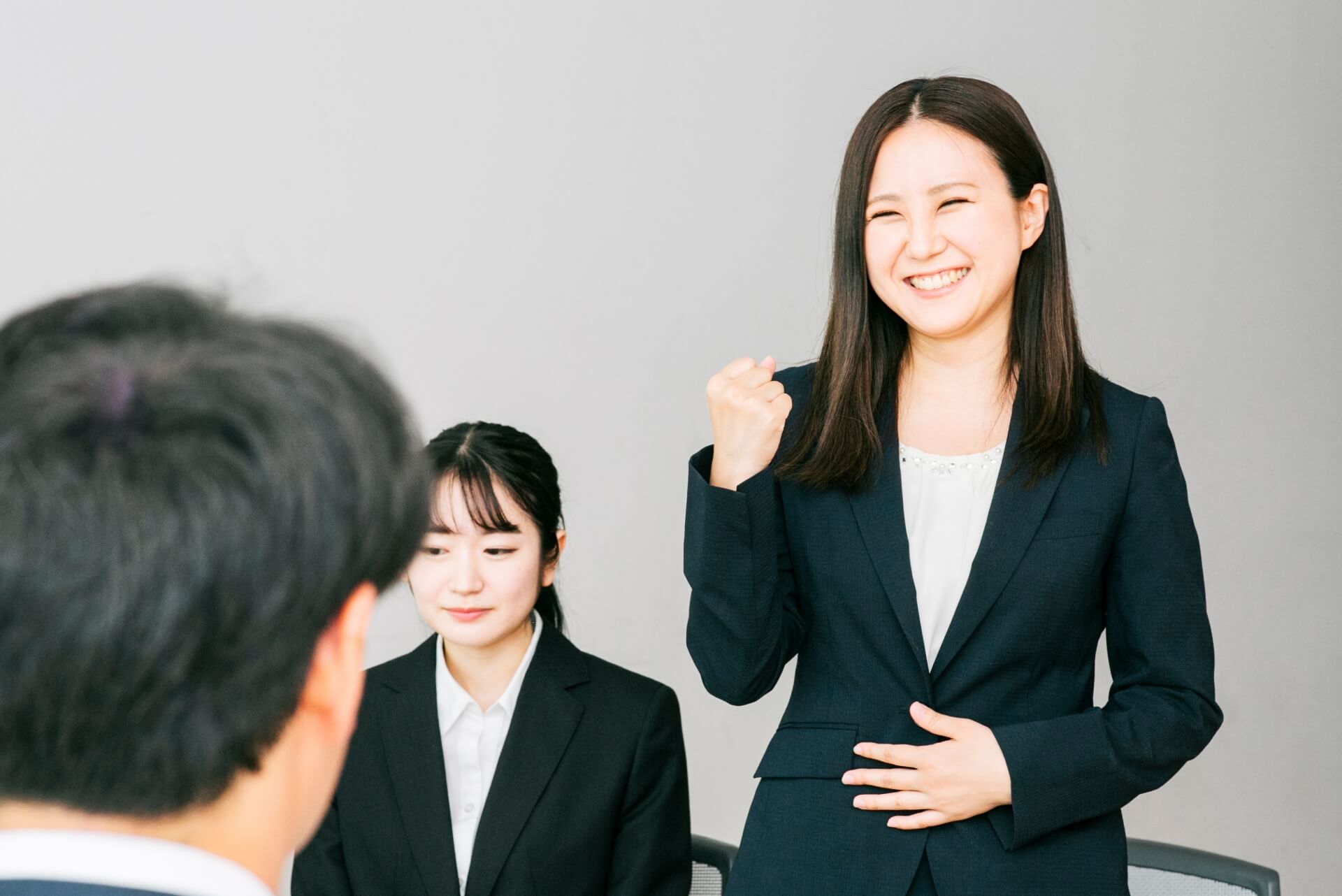 面接中に自己紹介する若い女性